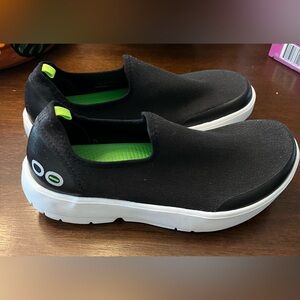 WOMEN'S OOMG EEZEE LOW SHOE - WHITE BLACK